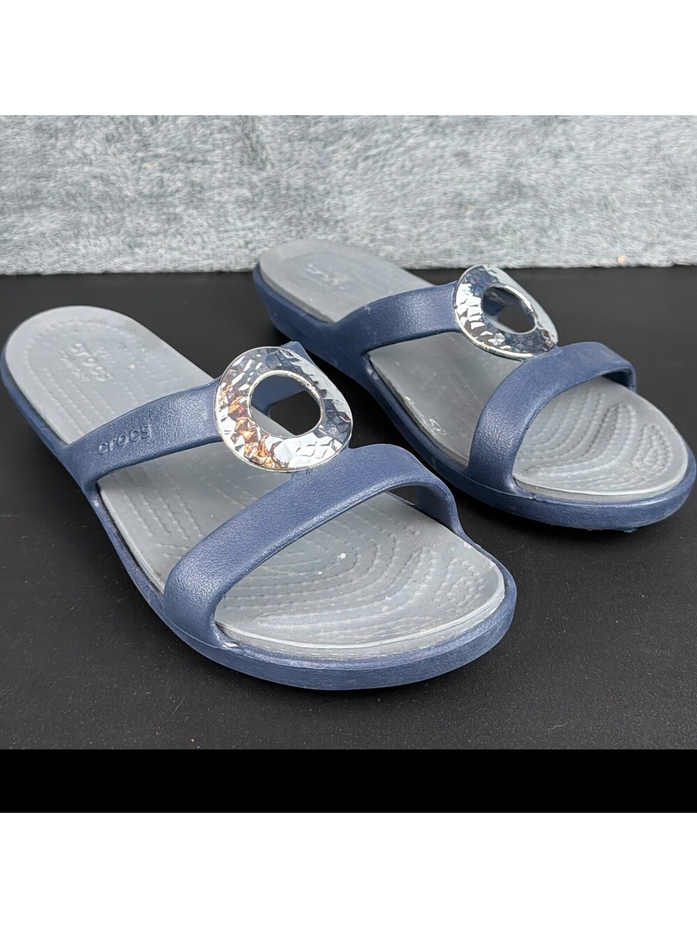 Crocs Sanrah 205137 Navy Blue Silver Hammered Circle Women's Sandals size 8